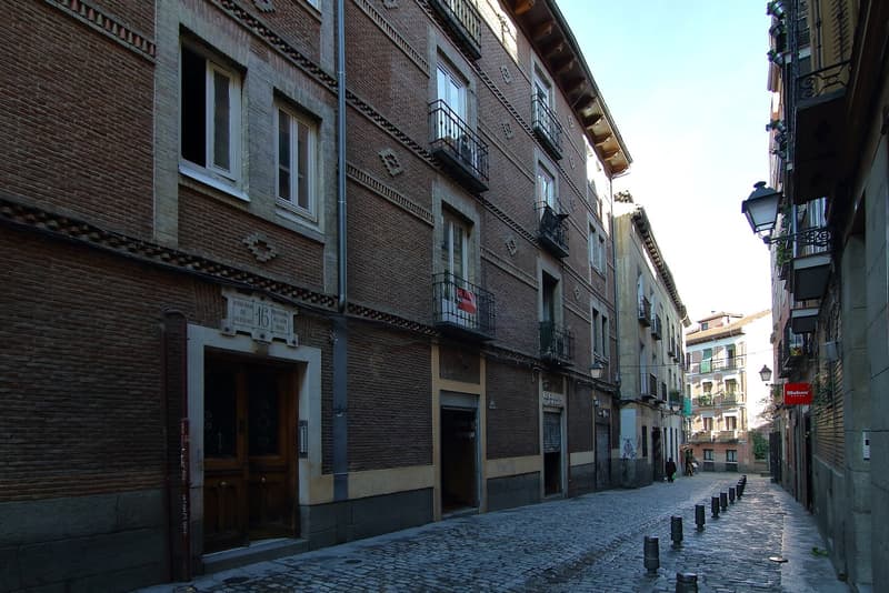 Cobbles and brick on Calle del Almendro